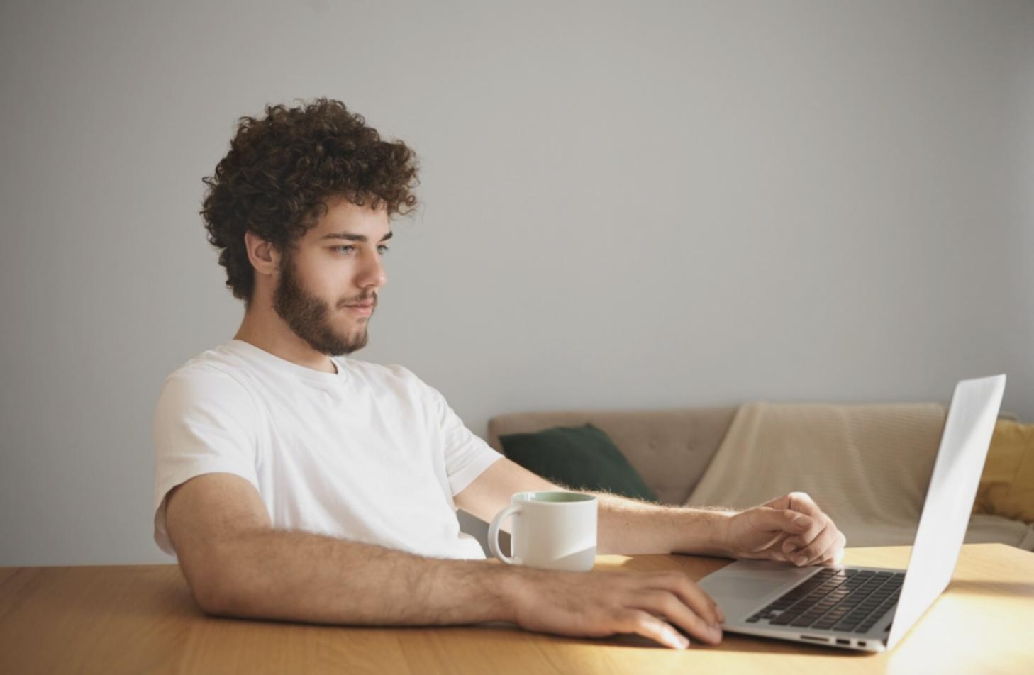 Bureau de travail avec documents financiers et calculatrice