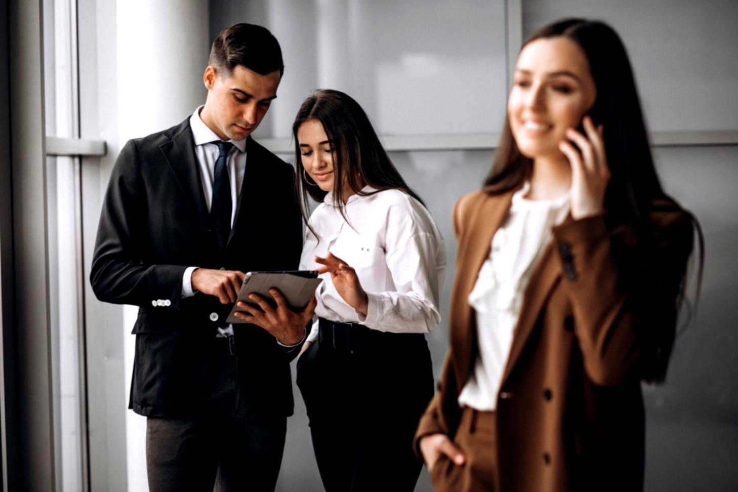 Consultation budgétaire personnalisée avec documents financiers et calculatrice